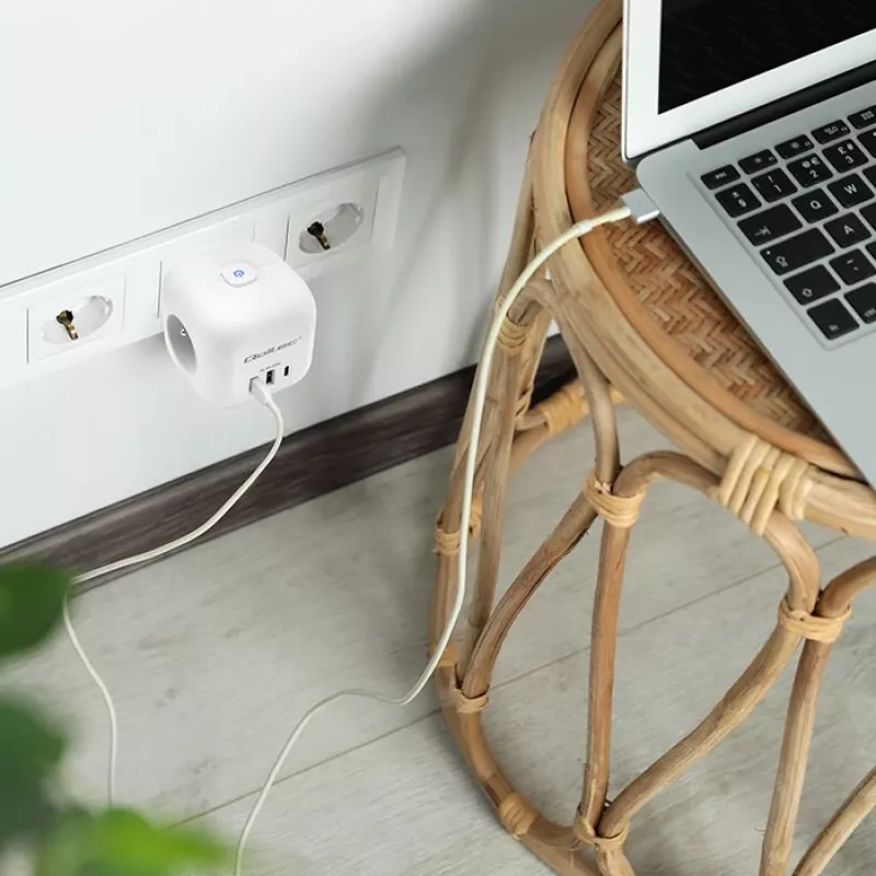 Régua de tomadas QOLTEC 52548 com 3 tomadas AC e porta USB
