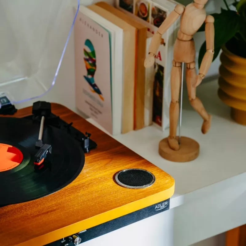 Adler AD 1914e gira-discos com USB, Bluetooth, 33 1/3 e 45 rpm, cápsula cerâmica, altifalantes integrados de 2x0,8 W, saída RCA