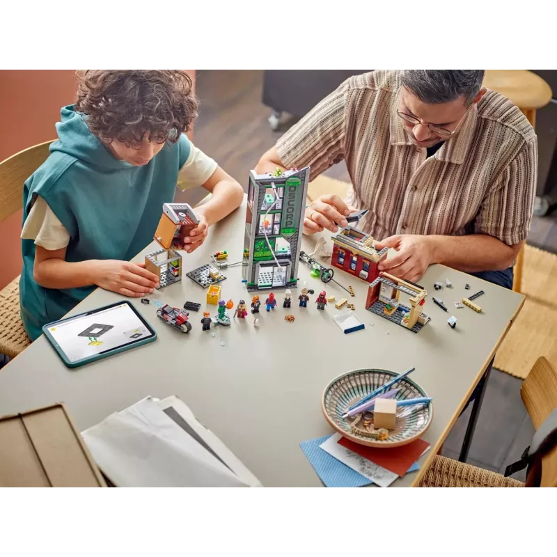Conjunto LEGO Marvel 76324 Spider-Man vs. Oscorp, 808 peças, 8 minifiguras, a partir dos 10 anos