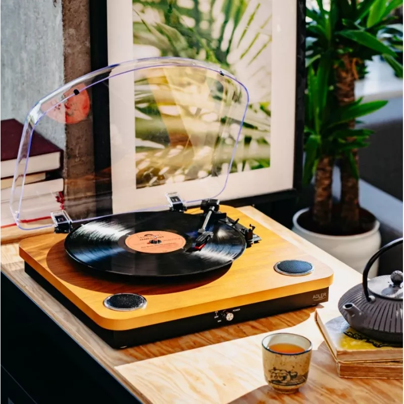 Adler AD 1914e gira-discos com USB, Bluetooth, 33 1/3 e 45 rpm, cápsula cerâmica, altifalantes integrados de 2x0,8 W, saída RCA