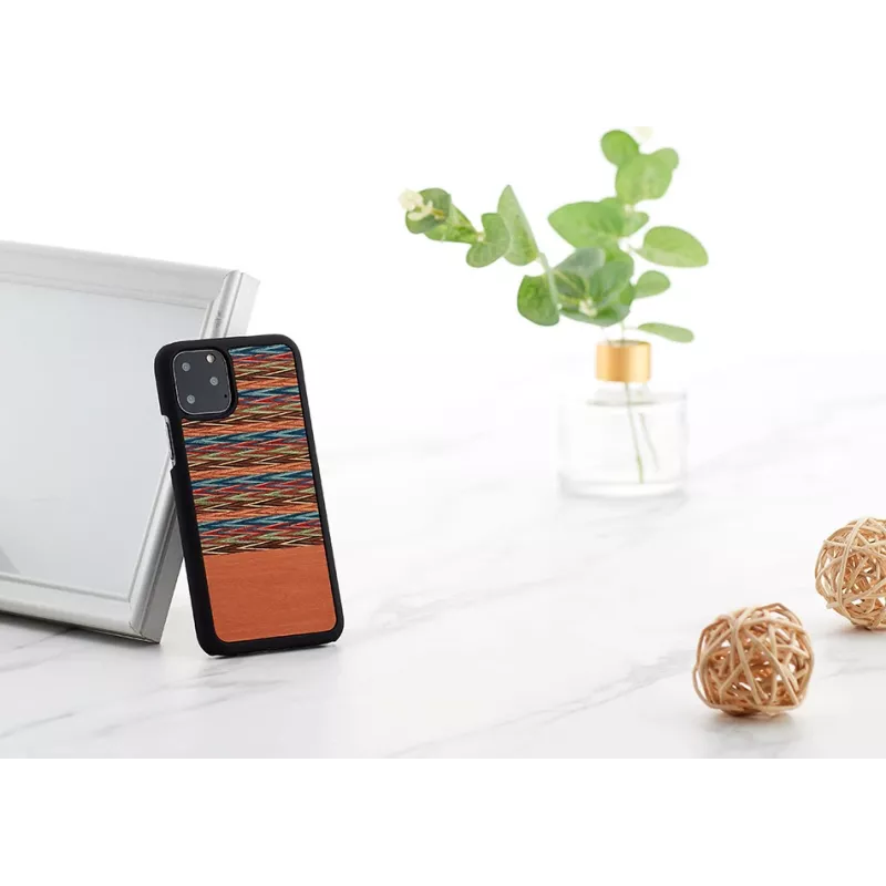 Capa para smartphone man and wood para iPhone 11 Pro – padrão xadrez castanho com rebordo preto