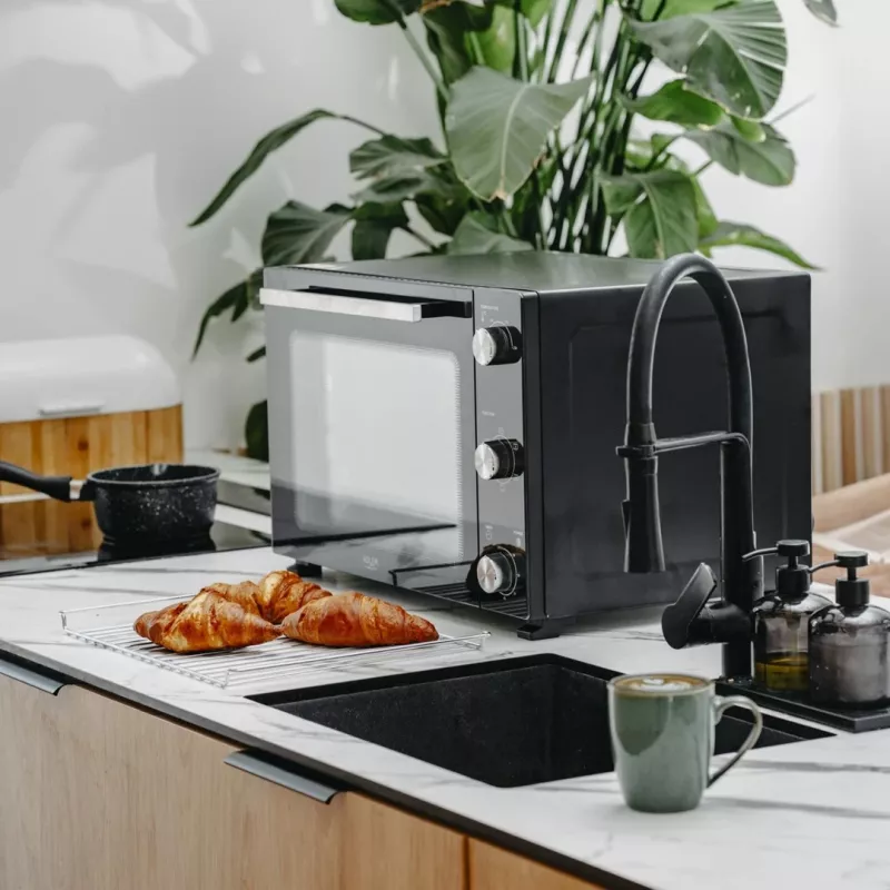 Forno elétrico Adler AD 6028 — 60 l, 2000 W, de instalação livre, botões rotativos, rotisserie, máx. 230 °C, preto