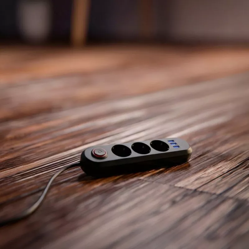 Régua de tomadas MACLEAN MCE394 B — 3 tomadas + 3×USB A, 110–240V, 2,1A USB, 2500W, cabo 1,5 m, preto
