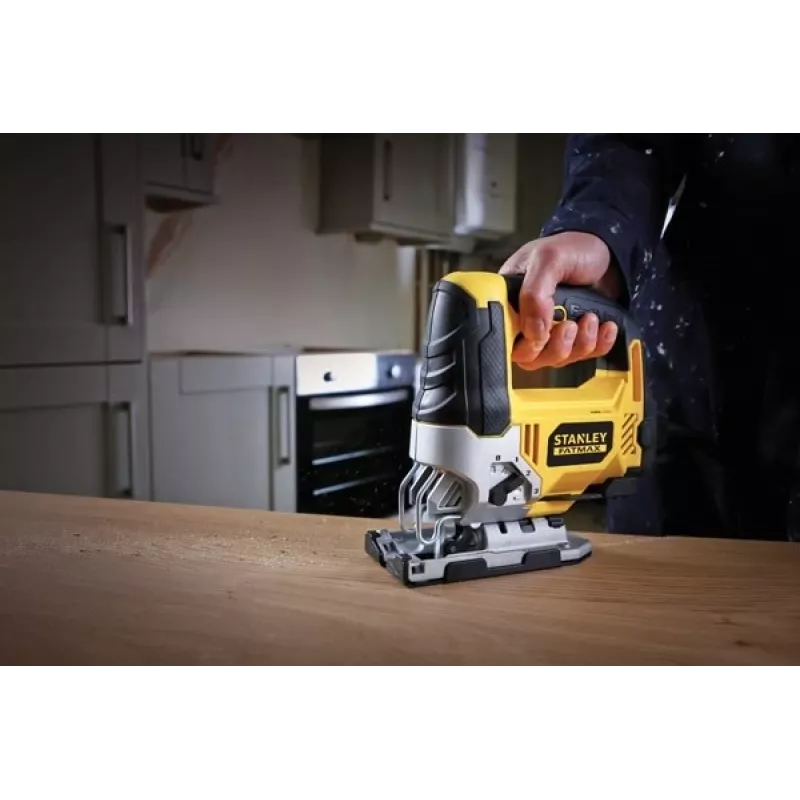 Serra de vaivém STANLEY FME340K — 710 W, 3000 rpm, profundidade de corte madeira 85 mm, aço 10 mm, punho em arco, ajuste de esquadria