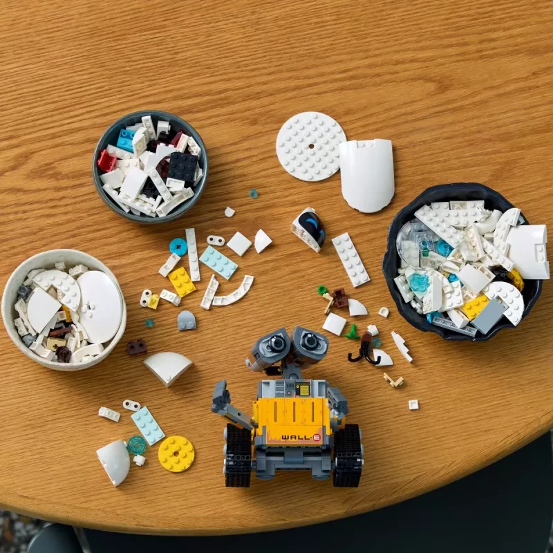 LEGO Disney Pixar 43279 WALL-E e EVE conjunto de construção, 811 peças, 18+