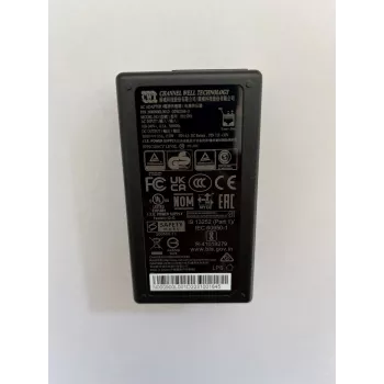Adaptador PoE Cambium Networks N000900L001D — Gigabit Ethernet, 30 V PoE, 15 W de saída, entrada 90–264 V AC