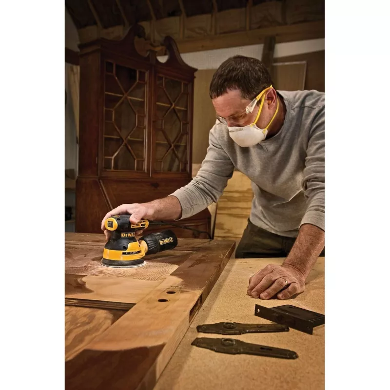 Lixadora excêntrica DeWalt DWE6423-QS, 280 W, 8.000–12.000 OPM, 2,6 mm de curso de lixagem, 1,28 kg