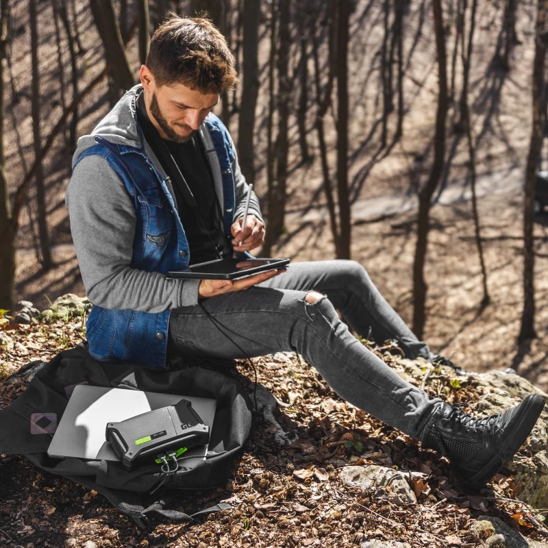 Powerbank Green Cell CJSGC01 — 16000 mAh LiPo, USB-C PD 60 W, QC 3.0, saída total 80 W, IP64, visor integrado e lanterna, USB-C + 2x USB-A, saída 12 V