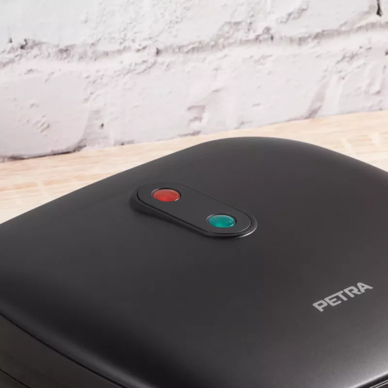 Grelhador elétrico Petra PT4366MBLKVDE preto com revestimento antiaderente e temperatura ajustável