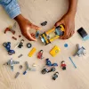 Conjunto LEGO Marvel Fuga dos Dez Anéis 76176 com minifiguras e veículos