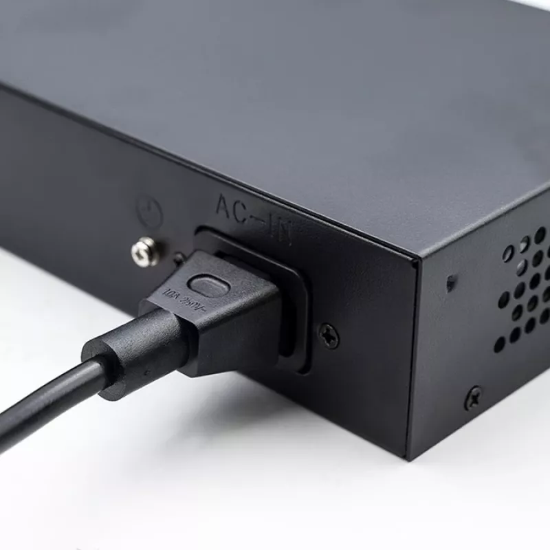 Switch Ethernet PoE QOLTEC 52296 — 4 portas RJ45 PoE, 1 uplink RJ45
