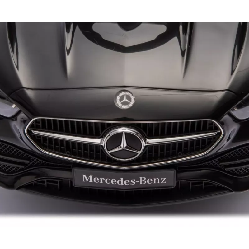 Veículo Mercedes C-Class S preto