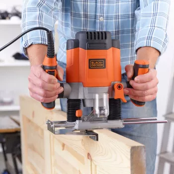 Fresadora/Trimmer Black & Decker KW1200EKA-QS — fresadora compacta com ajuste de profundidade, design ergonómico