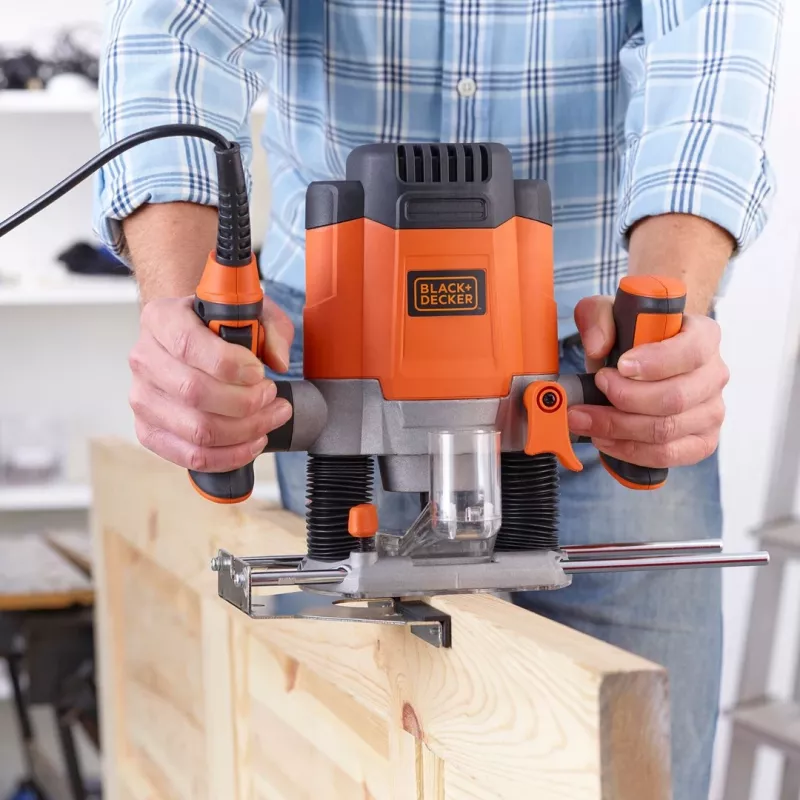 Fresadora/Trimmer Black & Decker KW1200EKA-QS — fresadora compacta com ajuste de profundidade, design ergonómico