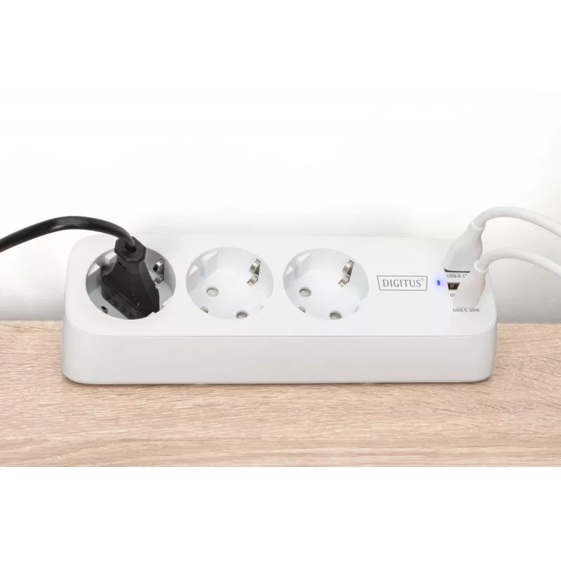 Extensão elétrica DIGITUS 3 tomadas com 2×USB-A e 1×USB-C, 3 tomadas AC tipo E/F, cabo de 1,5 m, branco