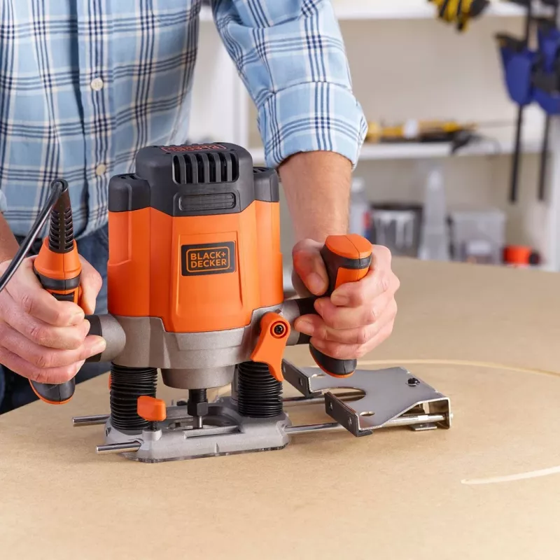 Fresadora/Trimmer Black & Decker KW1200EKA-QS — fresadora compacta com ajuste de profundidade, design ergonómico