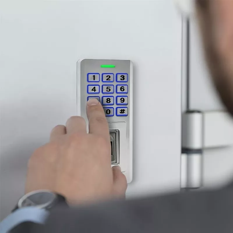 Fechadura de código com impressão digital e RFID QOLTEC 52447 com proteção IP68