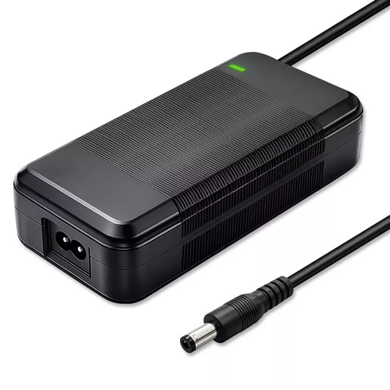 Carregador QOLTEC 36V–42V 4A para bicicleta elétrica, ficha DC 5,5×2,1 mm