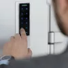 Fechadura de código Qoltec 52448 TITAN com leitor de impressão digital | RFID | BT 4.0 | código | cartão | porta-chaves | campainha | IP68 | EM