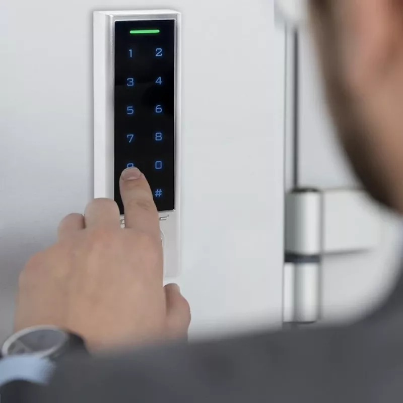 Fechadura de código Qoltec 52448 TITAN com leitor de impressão digital | RFID | BT 4.0 | código | cartão | porta-chaves | campainha | IP68 | EM