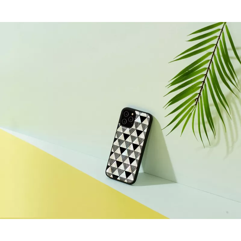 Capa de proteção iKins para Apple iPhone 12 / 12 Pro — padrão de pirâmides, preto
