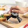 Espremedor de alho de mesa Ototo Design Rockula plástico aço inoxidável preto branco