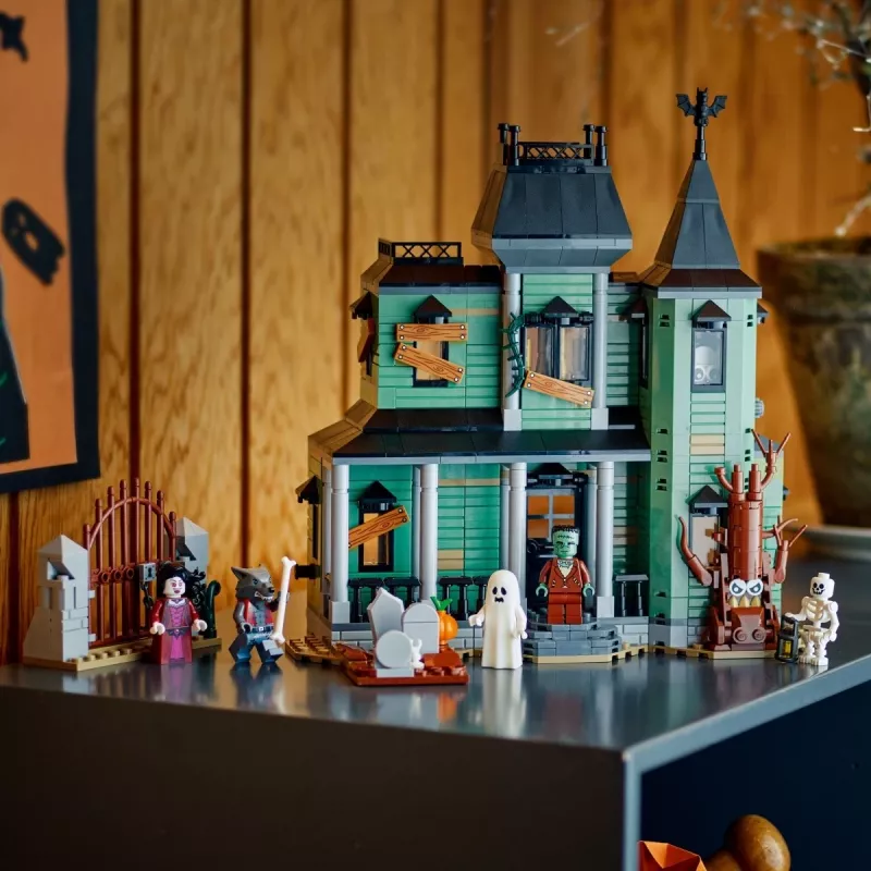 Brinquedo de construção LEGO Creator 3-in-1 modelo Casa Assombrada 31167 – 736 peças, 3 modelos, 5 minifiguras