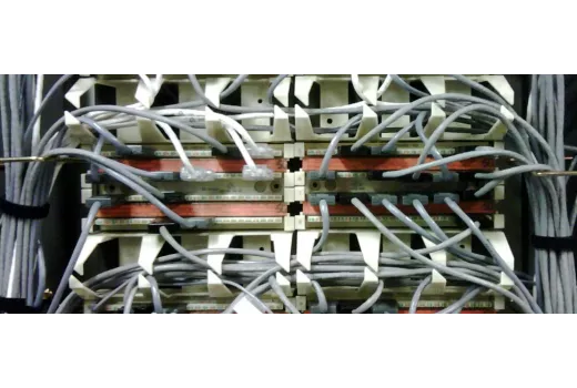 Patch panels e gestão de cabos: montar um rack de rede que se mantém em minutos