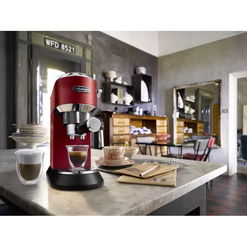 Máquina de café expresso DeLonghi EC685.R 1,1 L, 15 bar, semiautomática, lança de vapor, capacidade para 2 chávenas