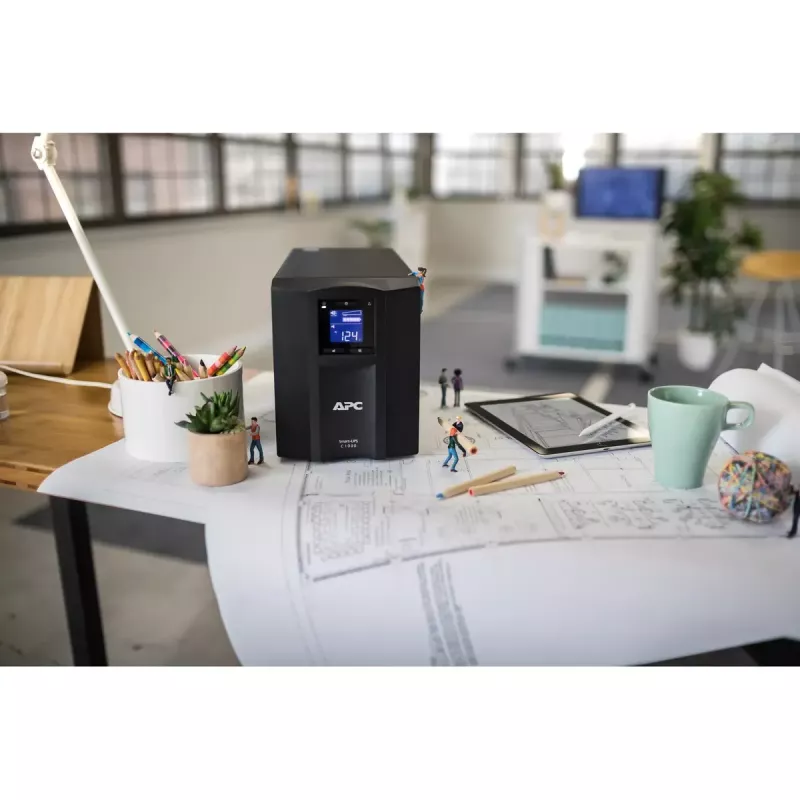 UPS APC Smart-UPS C, Line Interactive, 1000VA, torre, 230V, 8x tomadas IEC C13, porta SmartConnect, comunicação USB e série, AVR, LCD gráfico