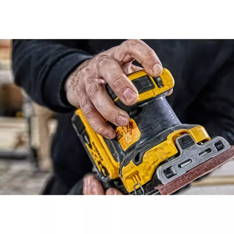 Lixadeira portátil DeWALT DCW200N-XJ