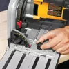 DeWALT serra de mergulho 690 W, lâmina de 165 mm, profundidade de corte 55 mm, com mala e calha guia