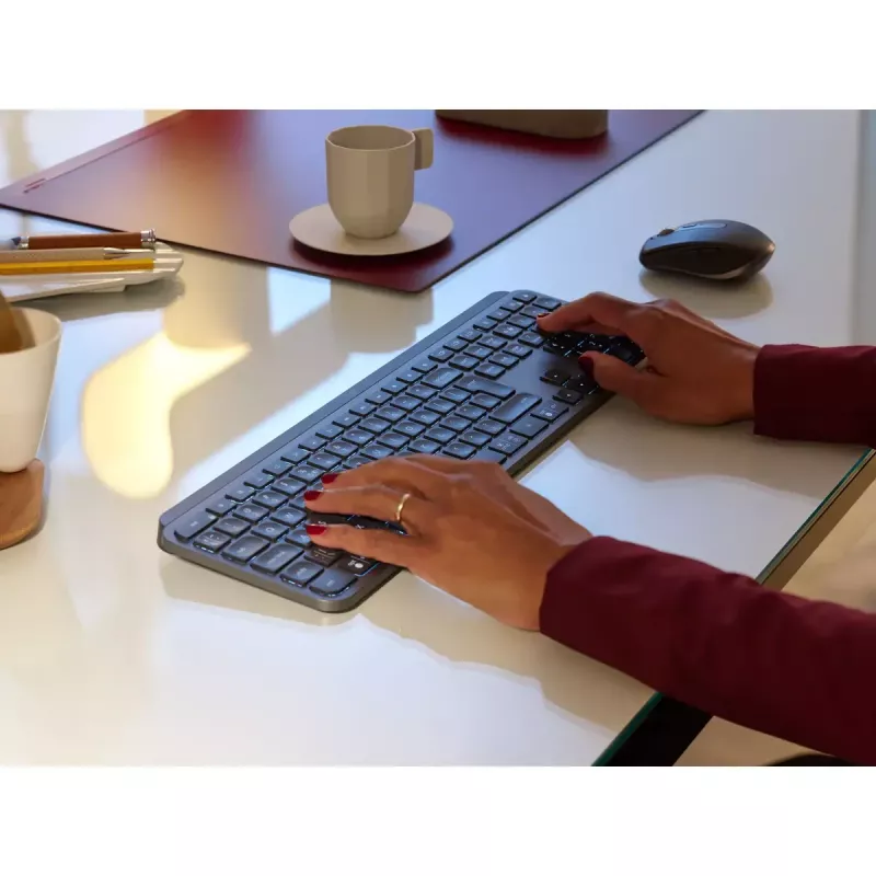 LOGITECH MX Keys For Business - Graphite - Dinamarquês/ Norueguês/ Sueco/ Finlandês Qwerty