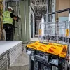 Organizador DeWALT DWST82968-1 TSTAK, impermeável e resistente ao pó, 400×332×119 mm, preto/laranja