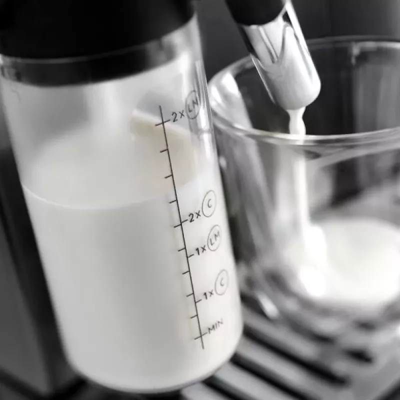 Máquina de café expresso De’Longhi Magnifica Evo ECAM290.81.TB — automática, depósito de água 1,8 l, recipiente de grãos 250 g, 15 bar, controlo tátil