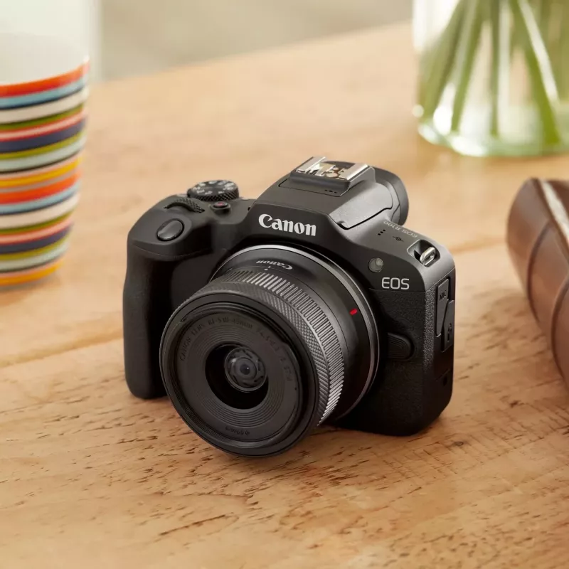 Canon EOS R100 + RF-S 18-45mm F4.5-6.3 IS STM Kit MILC 24,1 MP CMOS 6000 x 4000 píxeis preto