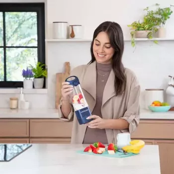 Batedeira de desporto NUTRIBULLET Portable 0,475 L, a pilhas, lâminas de aço inoxidável, recipiente Tritan, azul-escuro