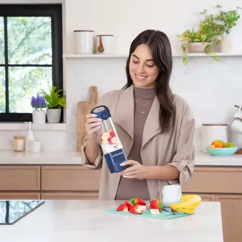 Batedeira de desporto NUTRIBULLET Portable 0,475 L, a pilhas, lâminas de aço inoxidável, recipiente Tritan, azul-escuro