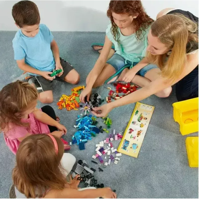 Conjunto de construção LEGO Classic 10698 — 790 peças, multicolor, 33 cores, incluindo placas de base verdes e acessórios