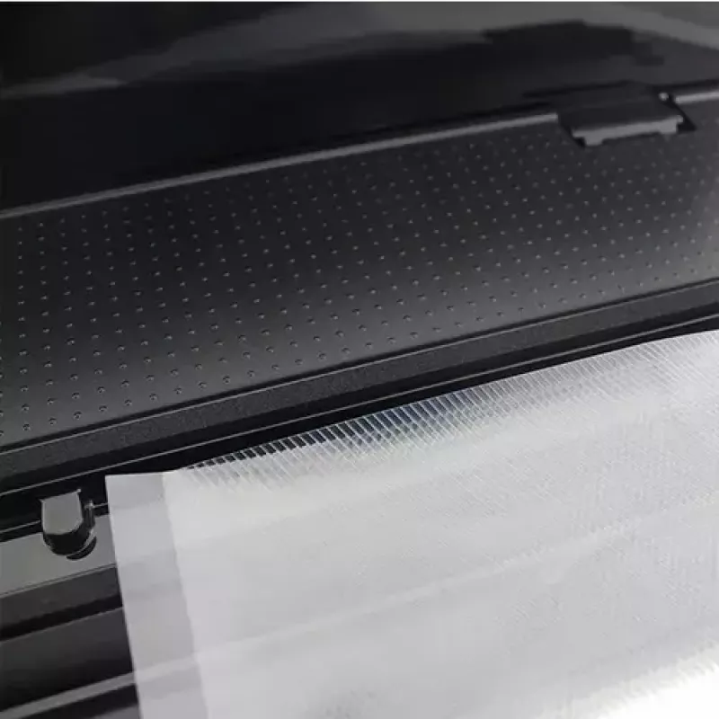 Máquina de vácuo Adler CR 4470 (branco) — 110 W, controlo tátil, arrumação do cabo, inclui 5 sacos de vácuo