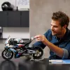 Modelo de mota LEGO Technic BMW M1000RR 42130 com motor detalhado e suspensão funcional