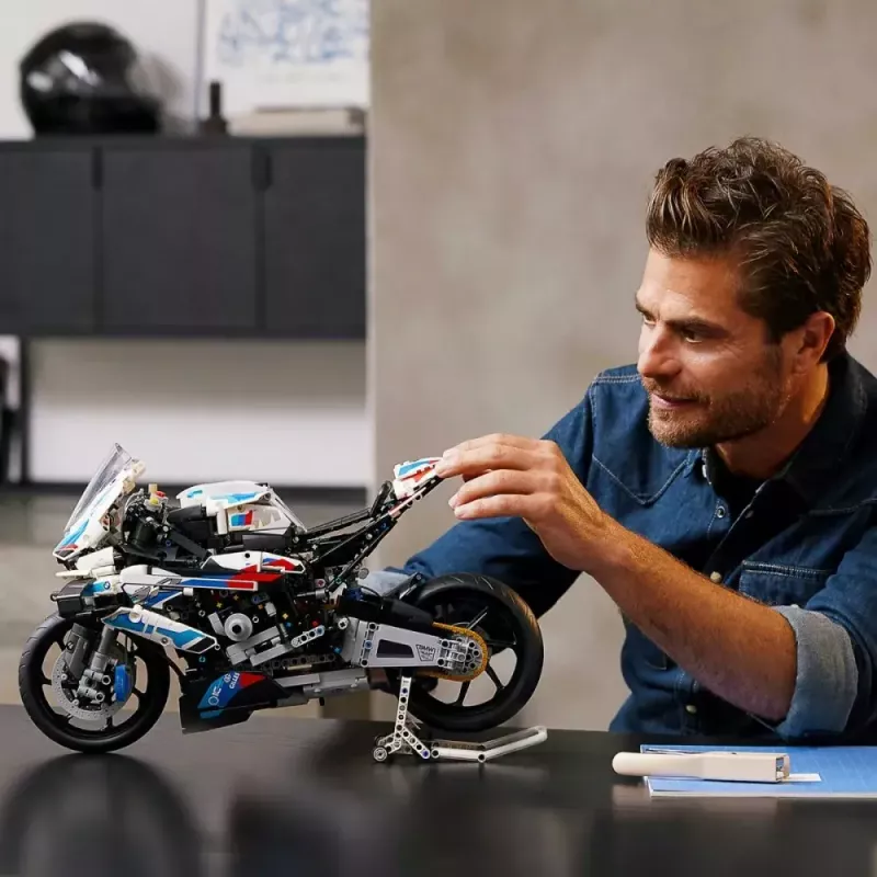 Modelo de mota LEGO Technic BMW M1000RR 42130 com motor detalhado e suspensão funcional