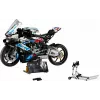 Modelo de mota LEGO Technic BMW M1000RR 42130 com motor detalhado e suspensão funcional