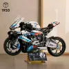 Modelo de mota LEGO Technic BMW M1000RR 42130 com motor detalhado e suspensão funcional