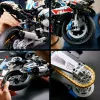Modelo de mota LEGO Technic BMW M1000RR 42130 com motor detalhado e suspensão funcional