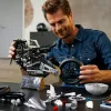 Modelo de mota LEGO Technic BMW M1000RR 42130 com motor detalhado e suspensão funcional