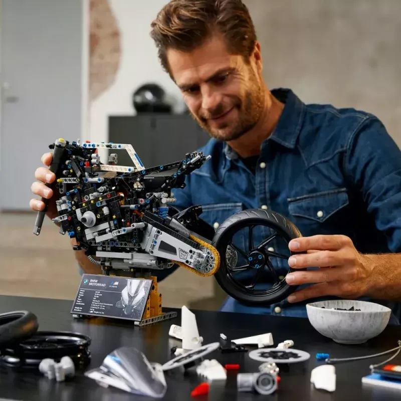 Modelo de mota LEGO Technic BMW M1000RR 42130 com motor detalhado e suspensão funcional