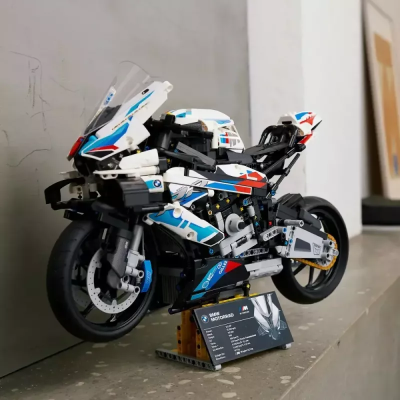 Modelo de mota LEGO Technic BMW M1000RR 42130 com motor detalhado e suspensão funcional