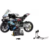 Modelo de mota LEGO Technic BMW M1000RR 42130 com motor detalhado e suspensão funcional