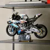 Modelo de mota LEGO Technic BMW M1000RR 42130 com motor detalhado e suspensão funcional